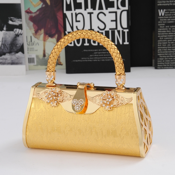 Дамска компактна официална чанта с дръжка в златисто жълт цвят и червен модел