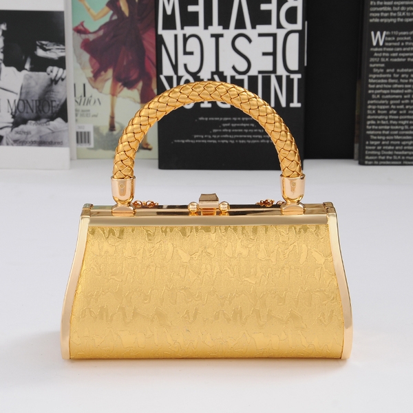 Дамска компактна официална чанта с дръжка в златисто жълт цвят и червен модел