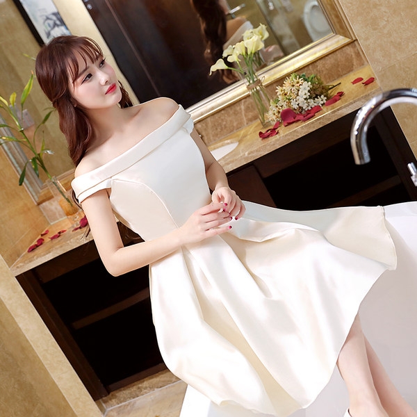 Дамска рокли със средна дължина до коляното и модели с дъллжина до глезена в няколко цвята официални модели