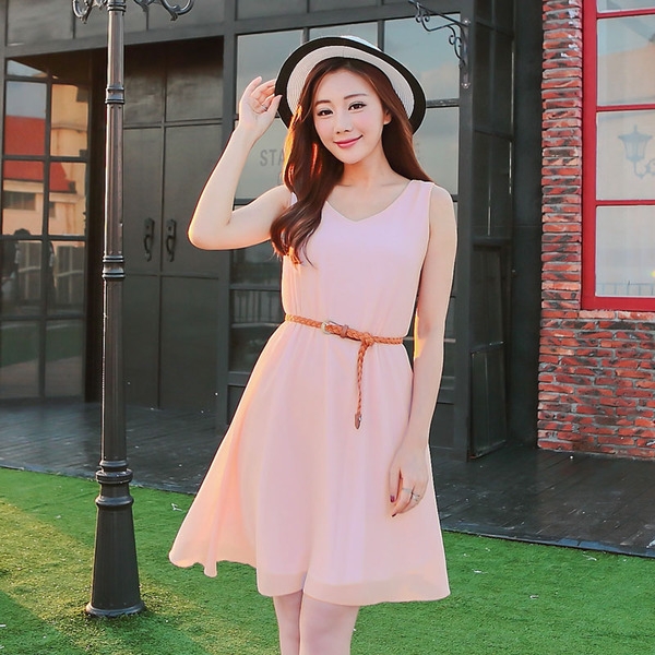 Οι γυναίκες σιφόν φορέματα του καλοκαιριού σε διάφορα χρώματα λευκό, πράσινο, ροζ, μαύρο, κίτρινο