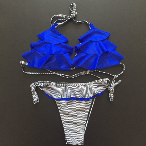 Δύο-κομμάτι με μια κορδέλα