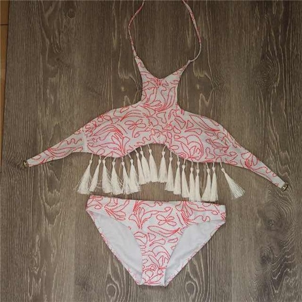 Οι γυναίκες εξωτικά μαγιό ροζ και λευκό