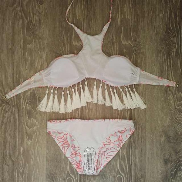 Οι γυναίκες εξωτικά μαγιό ροζ και λευκό