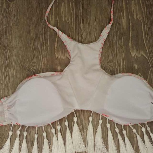 Οι γυναίκες εξωτικά μαγιό ροζ και λευκό