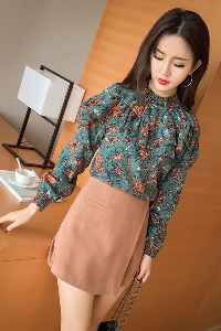 Блуза с дълъг ръкав с флорални мотиви и къдри
