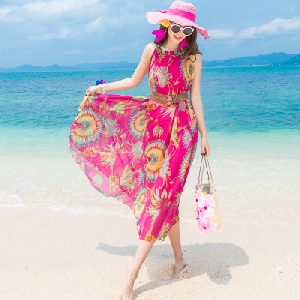 Οι γυναίκες μποέμ φόρεμα παραλία με φυτικά μοτίβα σε διάφορα χρώματα που επικρατούν μοντέλα