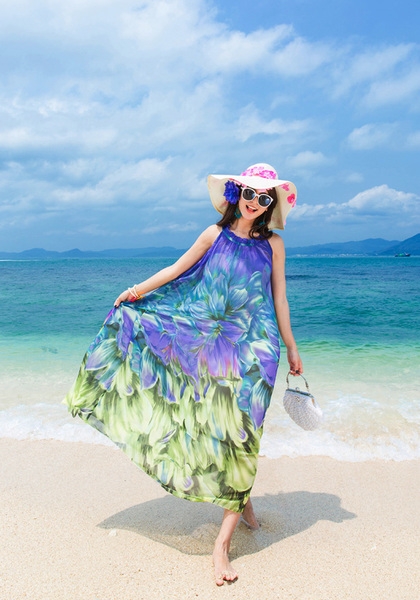 Οι γυναίκες μποέμ φόρεμα παραλία με φυτικά μοτίβα σε διάφορα χρώματα που επικρατούν μοντέλα