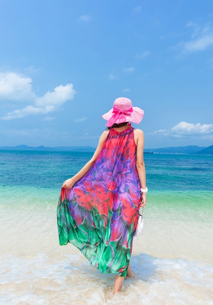 Οι γυναίκες μποέμ φόρεμα παραλία με φυτικά μοτίβα σε διάφορα χρώματα που επικρατούν μοντέλα