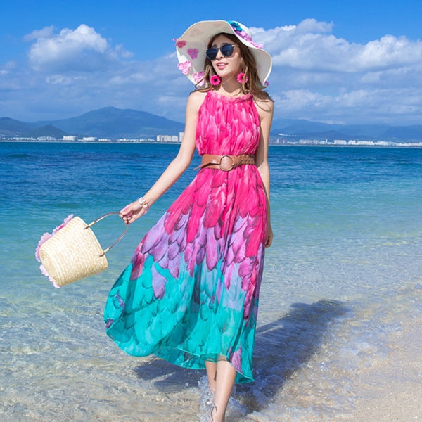 Οι γυναίκες μποέμ φόρεμα παραλία με φυτικά μοτίβα σε διάφορα χρώματα που επικρατούν μοντέλα