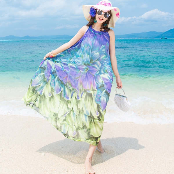 Οι γυναίκες μποέμ φόρεμα παραλία με φυτικά μοτίβα σε διάφορα χρώματα που επικρατούν μοντέλα