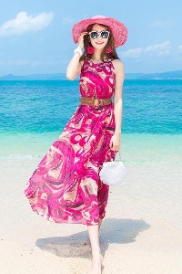 Οι γυναίκες μποέμ φόρεμα παραλία με φυτικά μοτίβα σε διάφορα χρώματα που επικρατούν μοντέλα