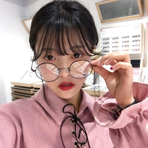 Διαφανείς πουκάμισο με φαρδιά μανίκια και εντάσσεται στο χρώμα στάχτες των τριαντάφυλλων