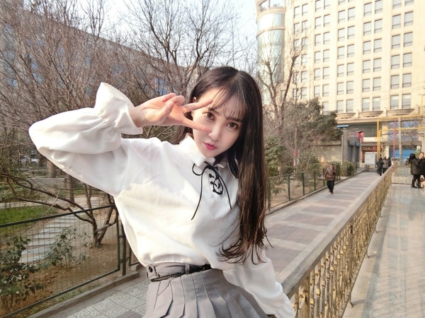 Διαφανείς πουκάμισο με φαρδιά μανίκια και εντάσσεται στο χρώμα στάχτες των τριαντάφυλλων