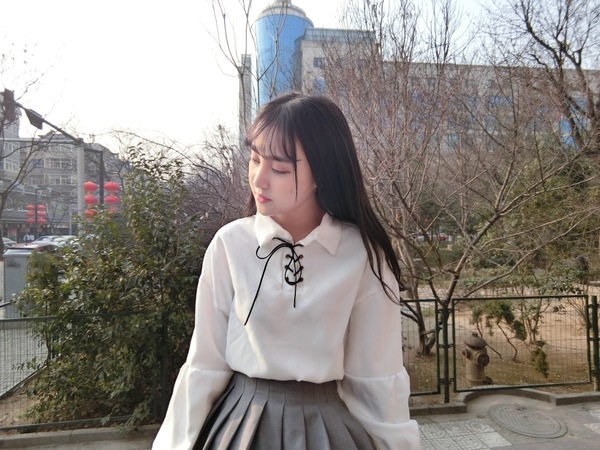 Διαφανείς πουκάμισο με φαρδιά μανίκια και εντάσσεται στο χρώμα στάχτες των τριαντάφυλλων