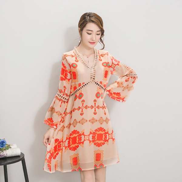 Κυρίες μεταξωτό φόρεμα με ενδιαφέροντα σχεδιασμό σε πορτοκαλί μακρυμάνικο φόρεμα μήκους: μικρή