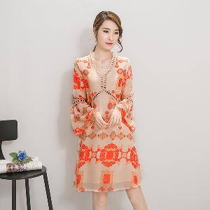 Дамска копринена рокля с интересен дизайн в оранжеви цвят дълги ръкави, дължина на роклята: къса