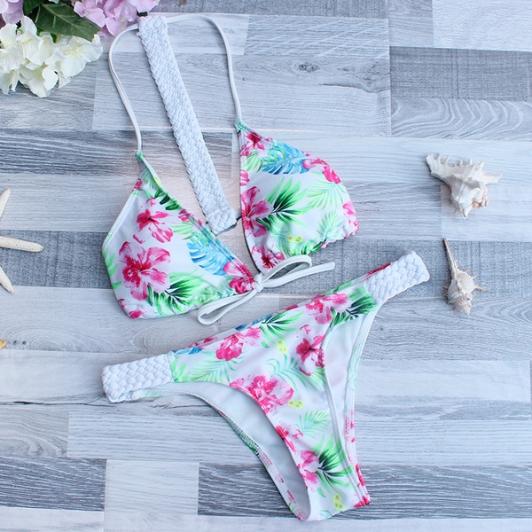 Οι γυναίκες δεμένη μαγιό με λευκά λουλούδια