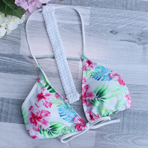 Οι γυναίκες δεμένη μαγιό με λευκά λουλούδια