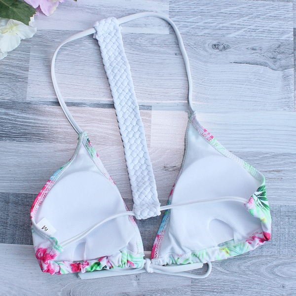 Οι γυναίκες δεμένη μαγιό με λευκά λουλούδια