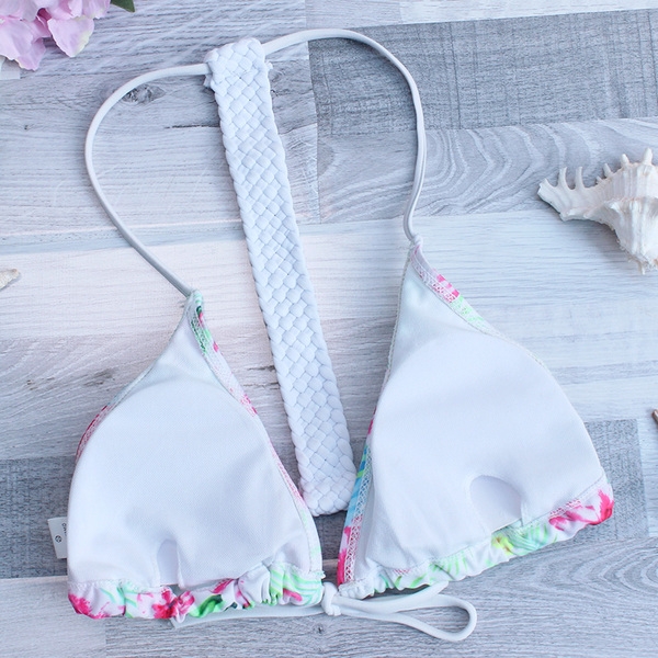 Οι γυναίκες δεμένη μαγιό με λευκά λουλούδια