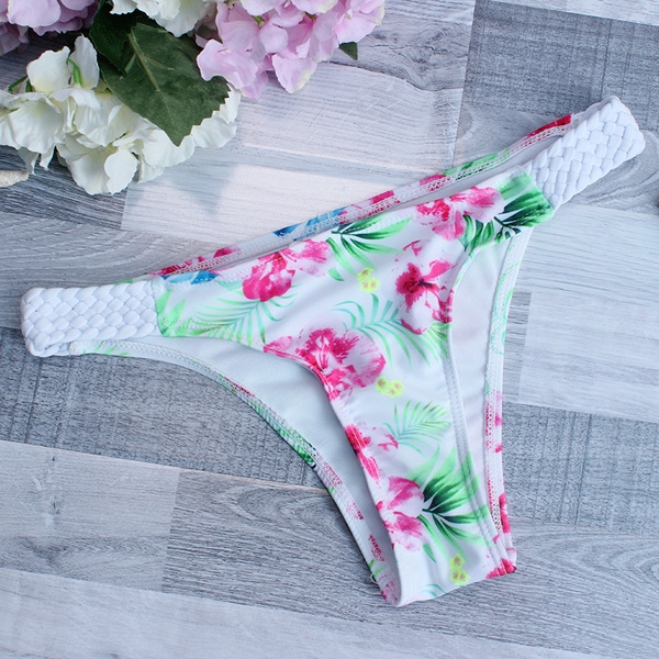 Οι γυναίκες δεμένη μαγιό με λευκά λουλούδια