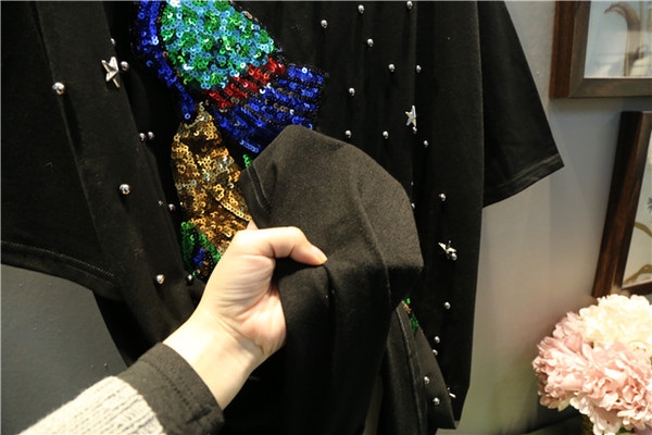 Дамска широка блуза с елементи от пайети с Паун