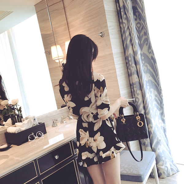 Οι γυναίκες σιφόν μαύρο jumpsuit λουλούδια το καλοκαίρι με κοντά μανίκια