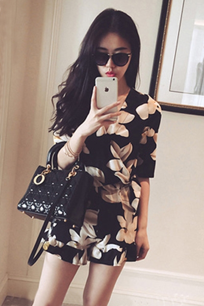 Οι γυναίκες σιφόν μαύρο jumpsuit λουλούδια το καλοκαίρι με κοντά μανίκια