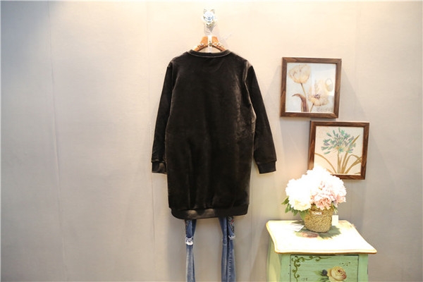 Οι γυναίκες βελούδινη μπλούζα με 3/4 μανίκια με απλικέ γάτα