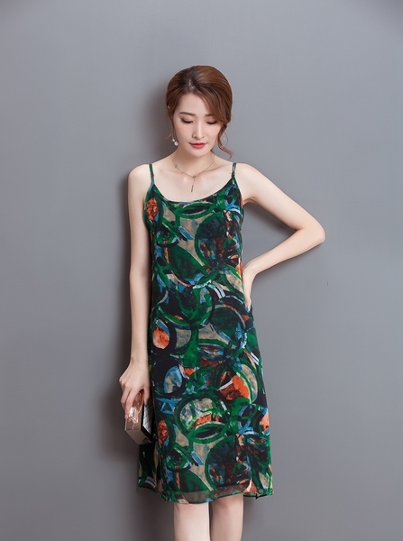 Κυρίες μεταξωτά και το καλοκαίρι σιφόν φόρεμα χρωματιστά κοχύλια σε δύο μοντέλα με κόκκινο και πράσινο χλωρίδα κίνητρα