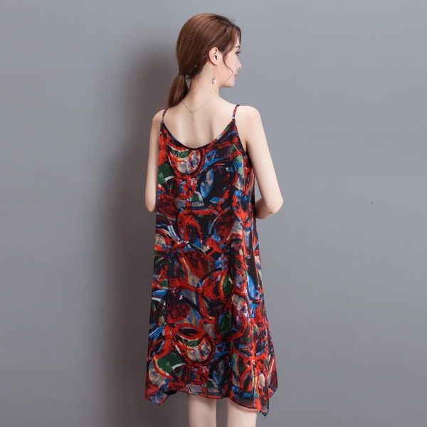 Κυρίες μεταξωτά και το καλοκαίρι σιφόν φόρεμα χρωματιστά κοχύλια σε δύο μοντέλα με κόκκινο και πράσινο χλωρίδα κίνητρα