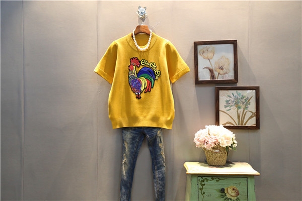 Κυρίες σήμερα μπλούζα με έναν κόκορα στο Έτος του κόκκορα