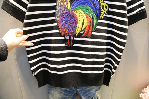 Κυρίες σήμερα μπλούζα με έναν κόκορα στο Έτος του κόκκορα