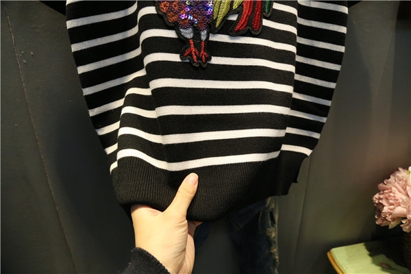 Κυρίες σήμερα μπλούζα με έναν κόκορα στο Έτος του κόκκορα