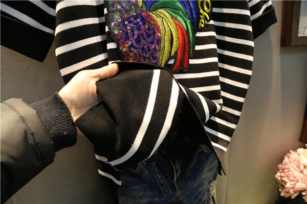 Κυρίες σήμερα μπλούζα με έναν κόκορα στο Έτος του κόκκορα