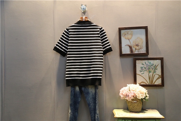 Κυρίες σήμερα μπλούζα με έναν κόκορα στο Έτος του κόκκορα