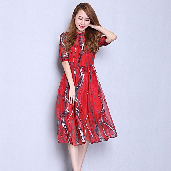 Κυρίες καλοκαίρι κομψή μεταξένια κόκκινο φόρεμα με χρωματιστές μήκος μοτίβα μεσαίες και κοντό μανίκι