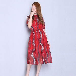Дамска лятна елегантна копринена червена рокля с цветни мотиви дължина Medium и с къс ръкав