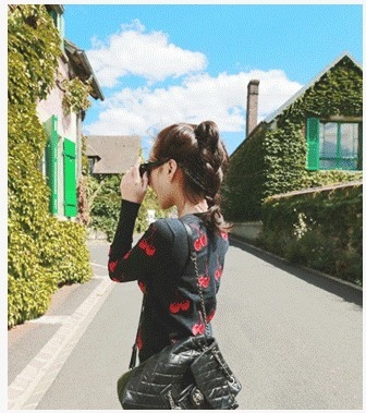 Дамска жилетка в два цвята черна и бяла с черешки