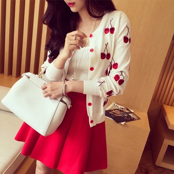 Дамска жилетка в два цвята черна и бяла с черешки