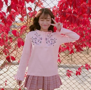 Детска блуза с леки шарки и накъдрена яка в розов и бял цвят