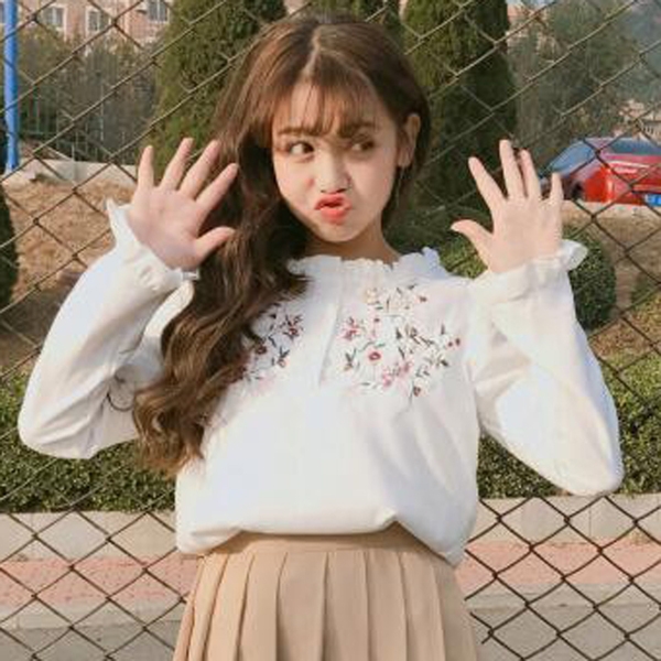 Детска блуза с леки шарки и накъдрена яка в розов и бял цвят