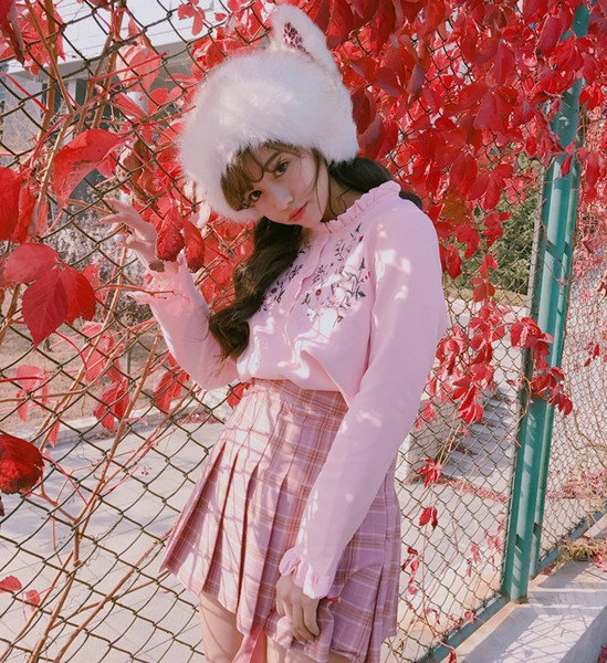 Детска блуза с леки шарки и накъдрена яка в розов и бял цвят