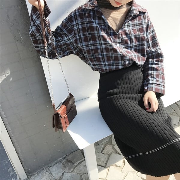 Οι γυναίκες ρετρό φανέλα σε τρία χρώματα