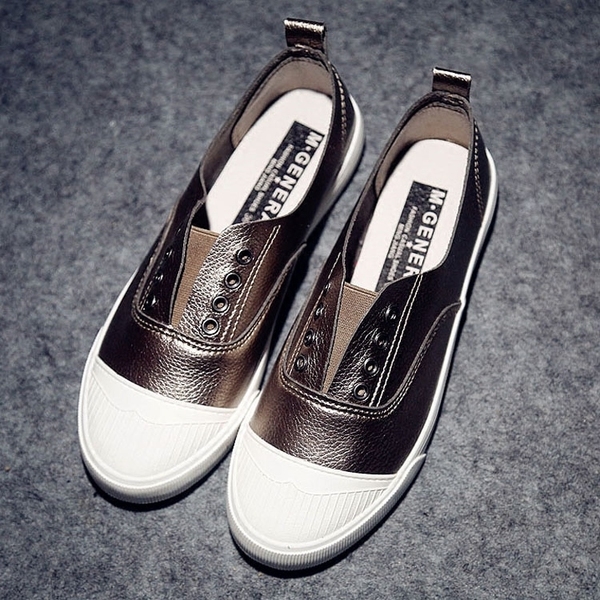 Γυναικεία αθλητικά παπούτσια  χωρίς κορδόνια σε μαύρο, λευκό και χρυσό χρώμα 