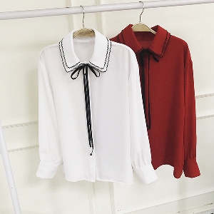Απλή κυρίες πουκάμισο με γιακά και δεσμούς σε λευκό και κόκκινο