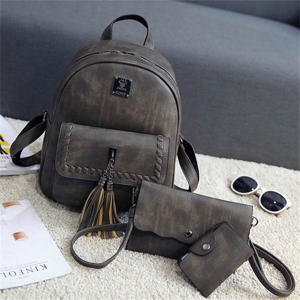 Γυναικείο σύγχρονο σακίδιο με φούντα μπροστά.