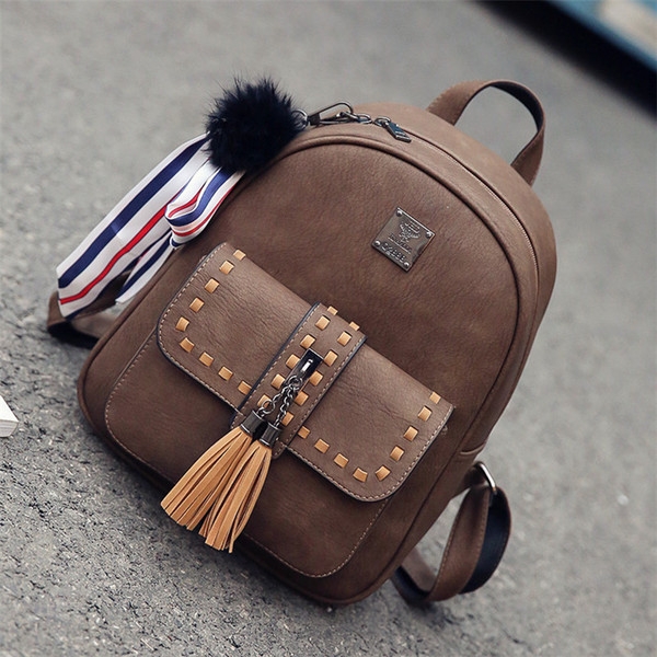 Γυναικείο σύγχρονο σακίδιο με φούντα μπροστά.