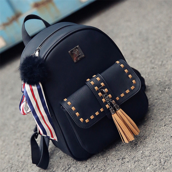 Γυναικείο σύγχρονο σακίδιο με φούντα μπροστά.