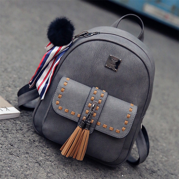 Γυναικείο σύγχρονο σακίδιο με φούντα μπροστά.